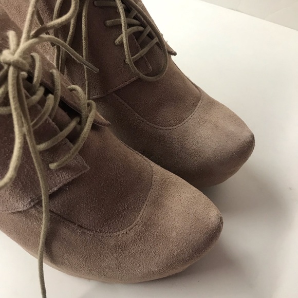 nude tan suede Betsey Johnson heeled booties shoes model casting call runway 8.5 - Picture 6 of 10